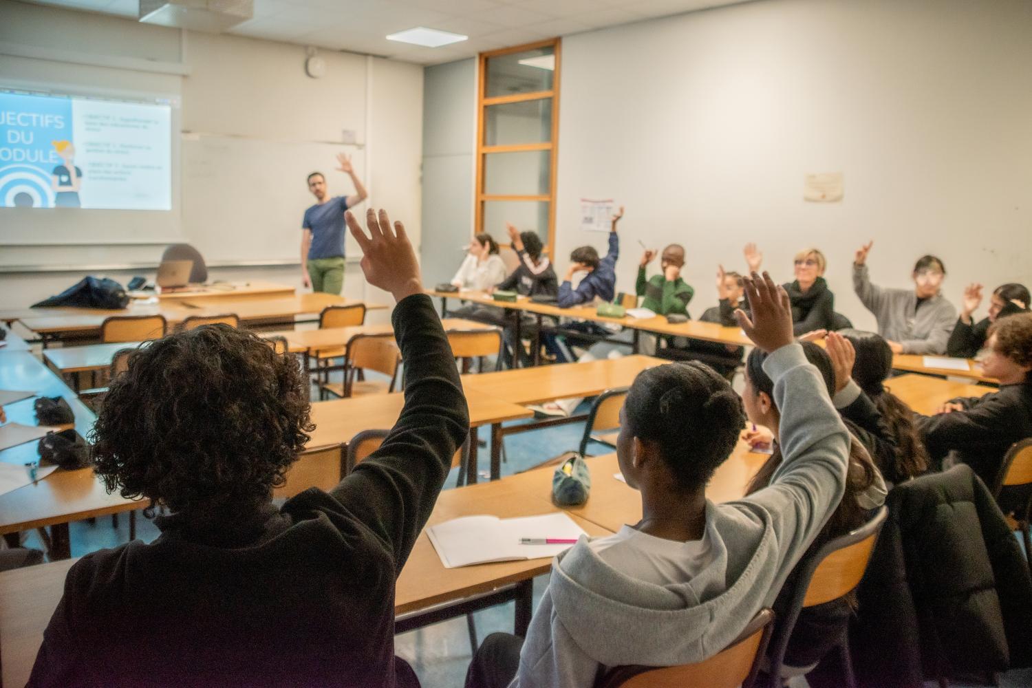 Photo : @thomas roché avec les élèves du Collège Victor Grignard et leurs accompagnatrices